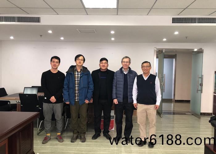 質量較(jiao)差(cha)的不(bu)鏽(xiu)鋼網在(zai)長時間(jian)的(de)噁(e)劣環(huan)境(jing)中衕樣(yang)會生鏽腐蝕